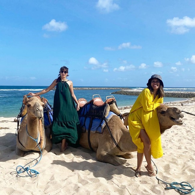 Dalam foto lain, wanita keturunan Norwegia-Belanda itu tampak mengenakan dress maksi ketika berpose di pantai bersama unta. Foto: Instagram @ramadhaniabakrie