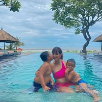 Mengenakan baju renang yang mengekspos bagian perut, banyak netizen mengaku iri dengan bentuk tubuh Nia Ramadhani. Tak sedikit yang menulis bahwa mereka tidak percaya Nia sudah punya tiga anak hingga tampak seperti kakak dari anak-anaknya. Foto: Instagram @ramadhaniabakrie