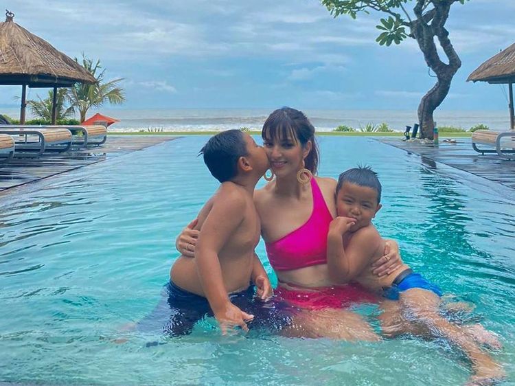8 Gaya Nia Ramadhani Liburan di Bali, Perut Langsingnya Bikin Salfok