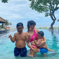 Menyesuaikan tempat liburan, Nia Ramadhani tampak mengenakan baju-baju pendek yang mengekspos tubuh langsingnya. Ketika berenang di hotel mewah tempatnya menginap, Nia pun memakai baju renang yang bikin netizen salfok. Foto: Instagram @ramadhaniabakrie