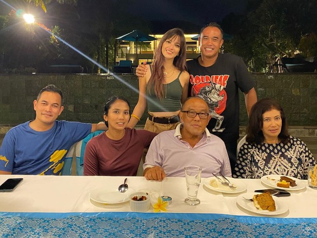 Beberapa hari ini Nia Ramadhani memamerkan foto-foto liburannya di Bali bersama keluarga dan para sahabat di Instagram. Busana yang dikenakannya pun kerap kali  jadi perbincangan, mulai dari tank top saat foto dengan mertua hingga pakaian renang. Foto: Instagram @ramadhaniabakrie