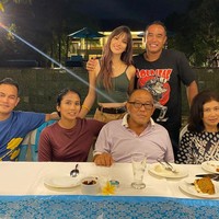 Beberapa hari ini Nia Ramadhani memamerkan foto-foto liburannya di Bali bersama keluarga dan para sahabat di Instagram. Busana yang dikenakannya pun kerap kali  jadi perbincangan, mulai dari tank top saat foto dengan mertua hingga pakaian renang. Foto: Instagram @ramadhaniabakrie