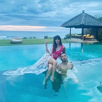 Kali ini Nia Ramadhani mengenakan baju renang two pieces dan dipadukan dengan outerwear. Foto: Instagram @ramadhaniabakrie