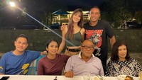 Nia berujar jika waktu yang paling berharga untuknya adalah saat bersama orang tua. Dok. Instagram/ramadhaniabakrie