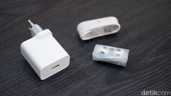 Aksesori yang disertakan pun lengkap, ada charger, kabel data USB Type C dan earphone. Foto: Adi Fida Rahman/detikINET