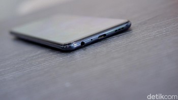 Reno4 F memiliki body sangat tipis dan mudah dimasukkan ke dalam saku. Ketebalan OPPO ponsel ini hanya 7,48 mm, lebih tipis 0,22 mm dari Reno4. Foto: Adi Fida Rahman/detikINET