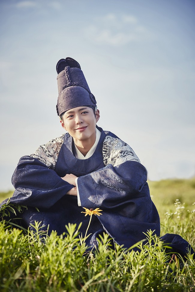 6. Park Bo GumSalah satu artis termuda dalam daftar ini adalah Park Bo Gum. Aktor yang terkenal lewat serial Reply 1988 tersebut kini sedang menjalani wajib militer setelah membintangi drama Record of Youth. Foto: KBS2 TV