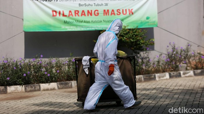 Pasien OTG Corona Jalani Isolasi Mandiri di The Green Hotel Bekasi Pasein tanpa gejala COVID 19 menjalani isolasi di The Green Hotel, Kota Bekasi, Jawa Barat, Senin (12/10/2020). Menurut General Manager The Green Hotel Asep Hermasan terdapat 16 pasien OTG yang menjalani isolasi mandiri di hotel ini. Sedangkan selama hotel beroperasi untuk pasien COVID 19 sudah merawat 20 pasien. 4 orang telah dinyatakan sembuh dan di pulangkan pada Jumat 9 oktober 2020.