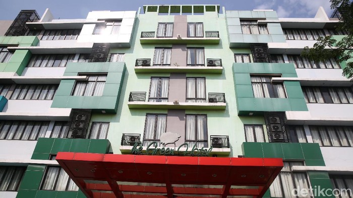 Pasein tanpa gejala COVID 19 menjalani isolasi di The Green Hotel, Kota Bekasi, Jawa Barat, Senin (12/10/2020). Menurut General Manager The Green Hotel Asep Hermasan terdapat 16 pasien OTG yang menjalani isolasi mandiri di hotel ini. Sedangkan selama hotel beroperasi untuk  pasien COVID 19 sudah merawat 20 pasien. 4 orang telah dinyatakan sembuh dan di pulangkan pada Jumat 9 oktober 2020.