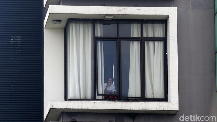 Pasein tanpa gejala COVID 19 menjalani isolasi di The Green Hotel, Kota Bekasi, Jawa Barat, Senin (12/10/2020). Menurut General Manager The Green Hotel Asep Hermasan terdapat 16 pasien OTG yang menjalani isolasi mandiri di hotel ini. Sedangkan selama hotel beroperasi untuk  pasien COVID 19 sudah merawat 20 pasien. 4 orang telah dinyatakan sembuh dan di pulangkan pada Jumat 9 oktober 2020.