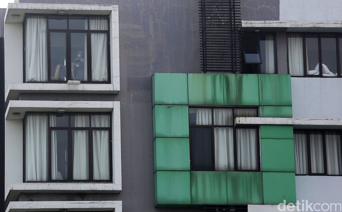 Pasein tanpa gejala COVID 19 menjalani isolasi di The Green Hotel, Kota Bekasi, Jawa Barat, Senin (12/10/2020). Menurut General Manager The Green Hotel Asep Hermasan terdapat 16 pasien OTG yang menjalani isolasi mandiri di hotel ini. Sedangkan selama hotel beroperasi untuk  pasien COVID 19 sudah merawat 20 pasien. 4 orang telah dinyatakan sembuh dan di pulangkan pada Jumat 9 oktober 2020.