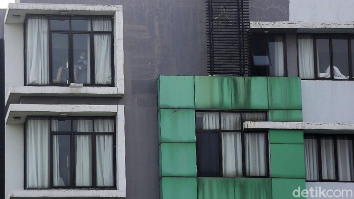 Pasein tanpa gejala COVID 19 menjalani isolasi di The Green Hotel, Kota Bekasi, Jawa Barat, Senin (12/10/2020). Menurut General Manager The Green Hotel Asep Hermasan terdapat 16 pasien OTG yang menjalani isolasi mandiri di hotel ini. Sedangkan selama hotel beroperasi untuk  pasien COVID 19 sudah merawat 20 pasien. 4 orang telah dinyatakan sembuh dan di pulangkan pada Jumat 9 oktober 2020.