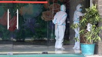 Tim medis berpakaian APD lengkap siap melayani warga dengan status orang tanpa gejala (OTG) Corona.