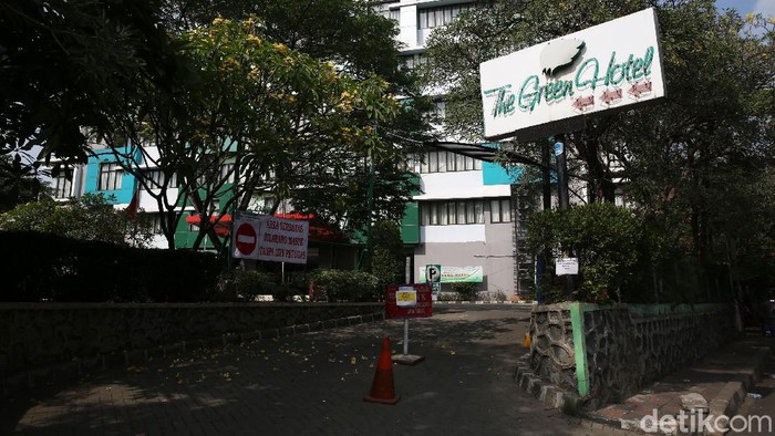 Pasein tanpa gejala COVID 19 menjalani isolasi di The Green Hotel, Kota Bekasi, Jawa Barat, Senin (12/10/2020). Menurut General Manager The Green Hotel Asep Hermasan terdapat 16 pasien OTG yang menjalani isolasi mandiri di hotel ini. Sedangkan selama hotel beroperasi untuk  pasien COVID 19 sudah merawat 20 pasien. 4 orang telah dinyatakan sembuh dan di pulangkan pada Jumat 9 oktober 2020.