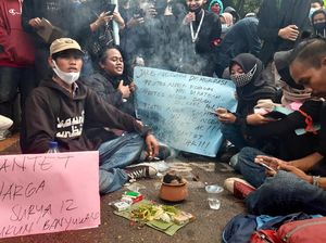 Pelajar dan Dukun Santet Ikut Aksi Demo Tolak Omnibus Law di Banyuwangi