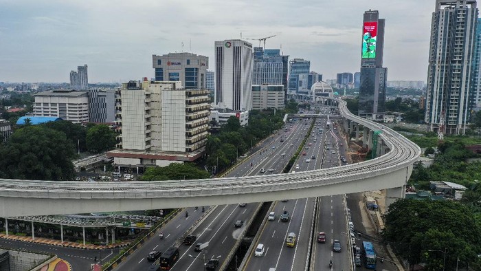 Foto aerial kendaraan melintas di Tol Cawang-Grogol, Jakarta, Minggu (11/10/2020). Pemprov DKI Jakarta memutuskan akan mengurangi kebijakan rem darurat secara bertahap dan akan kembali memasuki Pembatasan Sosial Berskala Besar (PSBB) masa transisi yang mulai diberlakukan pada 12 - 25 Oktober 2020. ANTARA FOTO/Galih Pradipta/aww.