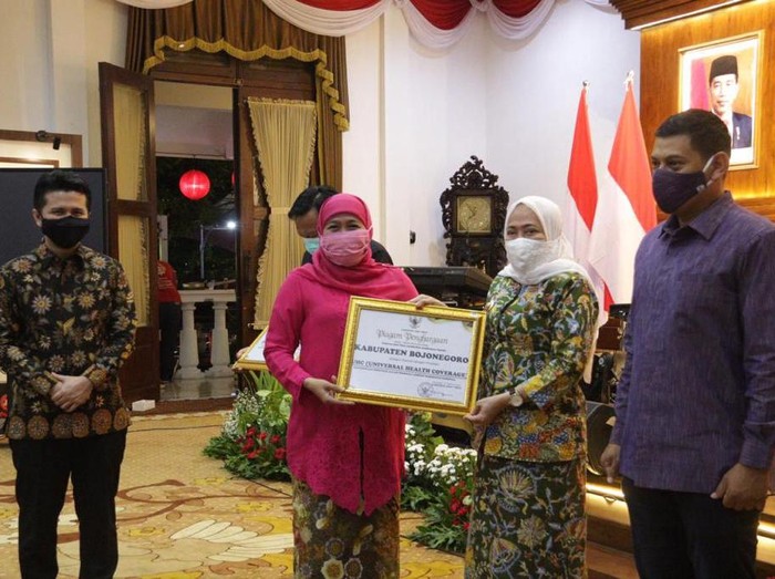 Pemkab Bojonegoro menerima penghargaan dari Gubernur Jawa Timur. Bojonegoro mencapai Universal Health Coverage (UHC).