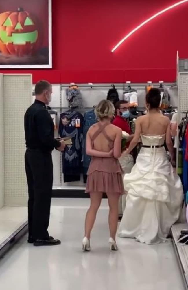 Wanita nekat datangi kantor tunangan pakai gaun pengantin untuk meminta dinikahi.