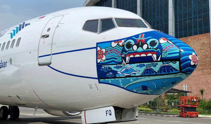 Garuda Indonesia meluncurkan desain mask livery (livery pesawat dengan masker) terbaru pada armada B737-800 NG. Masker itu menampilkan motif Barong Bali.