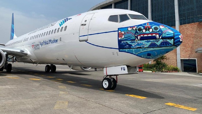 Pesawat Garuda Pakai Masker Motif Barong Bali