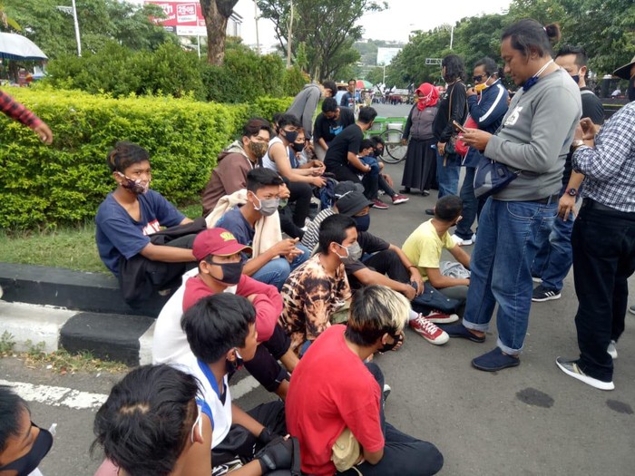 Polisi mengamankan puluhan remaja yang akan ikut demo buruh di Jalan Pahlawan, Semarang, Senin (12/10/2020).