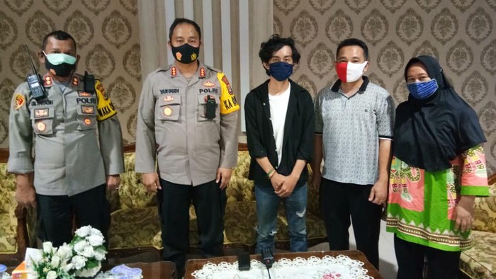 Polresta Bandar Lampung menjenguk warga yang diduga kena pukulan saat pengaman demo ricuh.