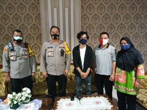 Polisi Jenguk Warga yang Diduga Kena Pukul Saat Demo Ricuh di Lampung