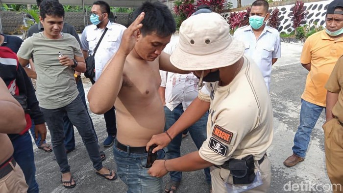 Polresta Samarinda amankan 17 orang yang hendak gabung aksi tolak Omnibus Law di DPRD Kaltim. Mereka terdiri dari 14 pelajar dan 3 pria dewasa yang membawa alkohol (dok. istimewa)