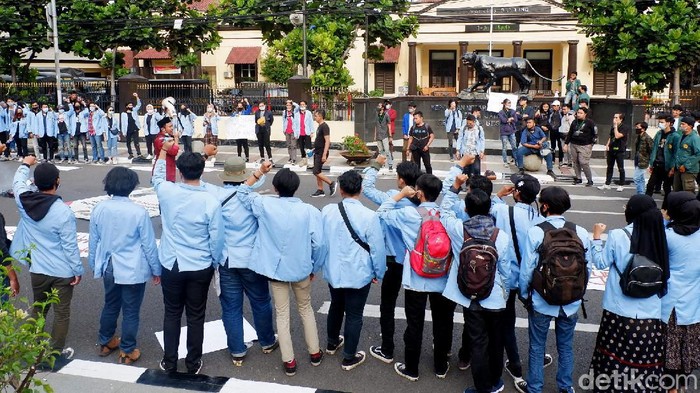 Elemen mahasiswa kembali turun ke jalan dan melakukan aksi unjuk rasa di depan kantor Polrestabes Kota Bandung.