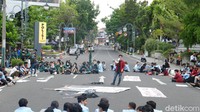 Jubir Forum Mahasiswa Indonesia (FMI) Hariq mengatakan, persoalan Omnibus Law Undang-undang Cipta Kerja akan terus dikawal mahasiswa. Mahasiswa juga tuntut agar Presiden segera mengeluarkan Perppu terkait pencabutan Omnibus.