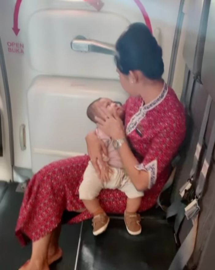 Pramugari tenangkan bayi di pesawat