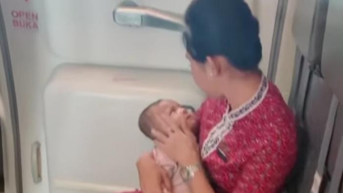 Pramugari tenangkan bayi di pesawat