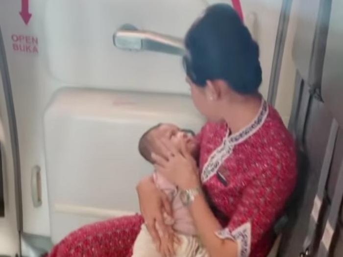 Pramugari tenangkan bayi di pesawat