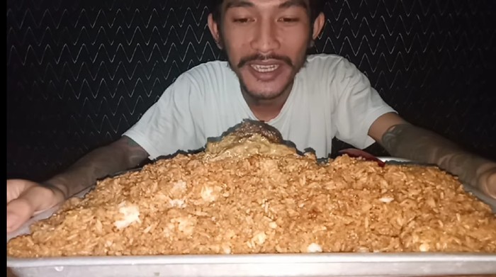 Pria Kurus Ini Makan Nasi Goreng 5 Kilogram Sekaligus