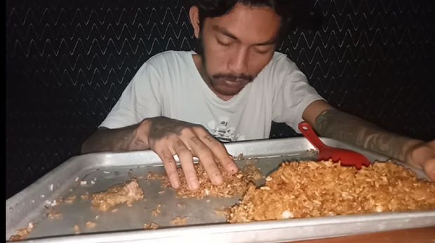 Pria Kurus Ini Makan Nasi Goreng 5 Kilogram Sekaligus