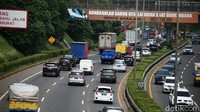 Arus lalu lintas di tol JORR tampak ramai.