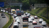Kendaraan yang melintas didominasi oleh mobil pribadi dan truk.