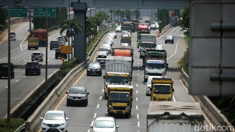PSBB Transisi, Tol JORR Jakarta Kembali Ramai Jalan TOl JORR sempat lengang beberapa pekan di masa pemberlakuan PSBB ketat. Namun kini jalan tol JORR, Senin (12/10/2020), terlihat kembali ramai kendaraan saat Pemprov DKi Jakarta kembali memberlakukan PSBB Transisi.