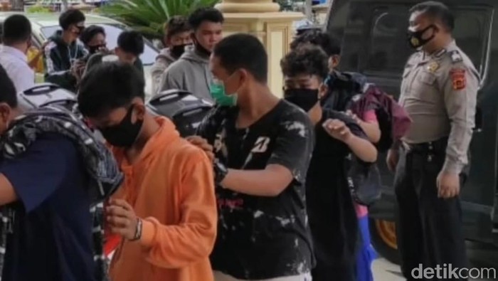 Puluhan orang diamankan saat demo ricuh di DPRD Jambi.