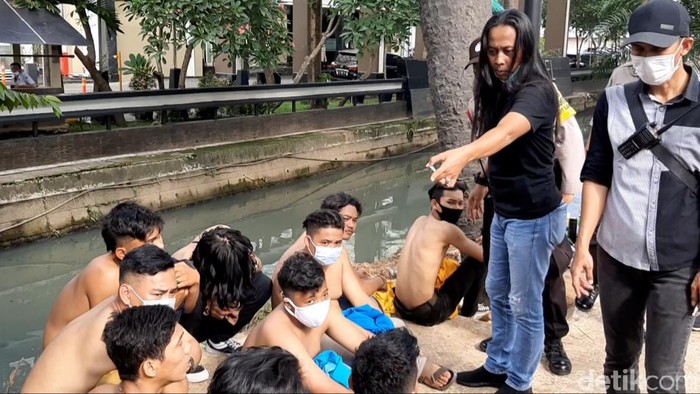 Puluhan remaja diamankan polisi saat aksi di DPRD Sumsel (Raja Adil Siregar/detikcom).