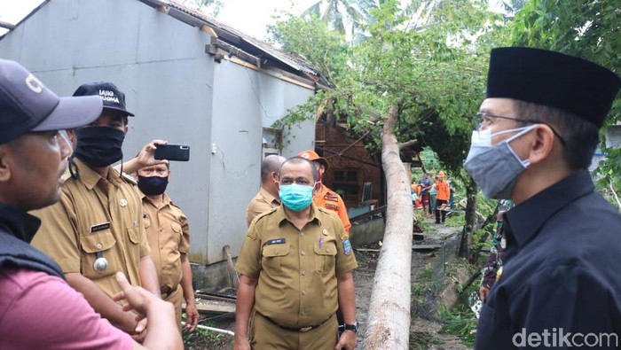Puting beliung dan longsor landa dua desa di pangandaran