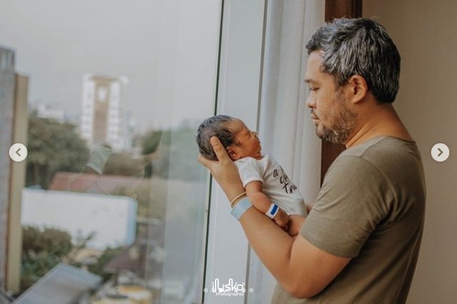 Kehadiran bayi bernama Muhammad Eijaz Mata Air ini menjadi hal yang sangat dinantikan Rachel Maryam dan Edo. Artis yang menjadi anggota DPR dari Partai Gerindra itu hamil anak keduanya, delapan tahun setelah menikah dengan Edo. Sebelumnya, dia sudah memiliki seorang anak laki-laki, Muhammad Kale Mata Angin dari pernikahannya dengan mantan suaminya, Ebes. Foto: Instagram @rachelmaryams