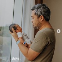 Kehadiran bayi bernama Muhammad Eijaz Mata Air ini menjadi hal yang sangat dinantikan Rachel Maryam dan Edo. Artis yang menjadi anggota DPR dari Partai Gerindra itu hamil anak keduanya, delapan tahun setelah menikah dengan Edo. Sebelumnya, dia sudah memiliki seorang anak laki-laki, Muhammad Kale Mata Angin dari pernikahannya dengan mantan suaminya, Ebes. Foto: Instagram @rachelmaryams