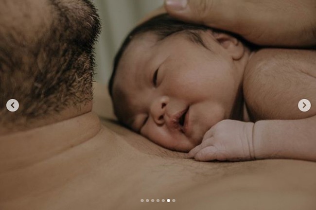Rachel Maryam juga mengungkapkan rasa terimakasihnya pada sang suami, Edo, yang sudah menghabiskan menggantikan dirinya sebagai ibu di hari-hari pertama kelahiran bayi mereka. Pada salah satu foto yang diunggah Rachel, tampak Edo melakukan skin to skin contact dengan anak pertamanya itu. Foto: Instagram @rachelmaryams