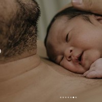 Rachel Maryam juga mengungkapkan rasa terimakasihnya pada sang suami, Edo, yang sudah menghabiskan menggantikan dirinya sebagai ibu di hari-hari pertama kelahiran bayi mereka. Pada salah satu foto yang diunggah Rachel, tampak Edo melakukan skin to skin contact dengan anak pertamanya itu. Foto: Instagram @rachelmaryams