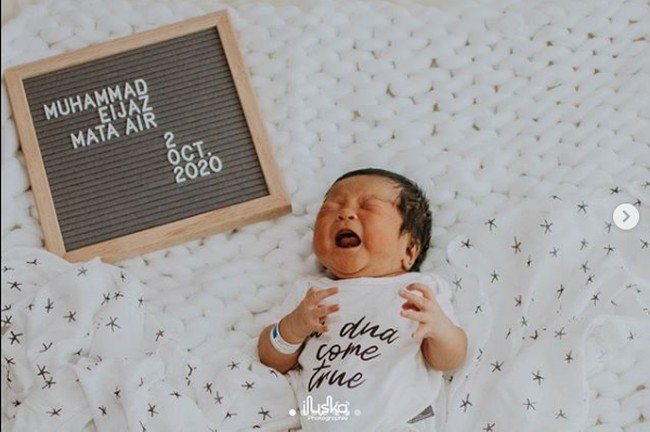 Rachel Maryam melahirkan anak keduanya yang berjenis kelamin laki-laki pada Jumat, 2 Oktober 2020. Bayi yang menjadi anak pertama dengan suaminya, Edwin Aprihandono atau Edo itu lahir dengan berat 3,78 gram dan tinggi 50 cm melalui operasi caesar. Foto: Instagram @rachelmaryams