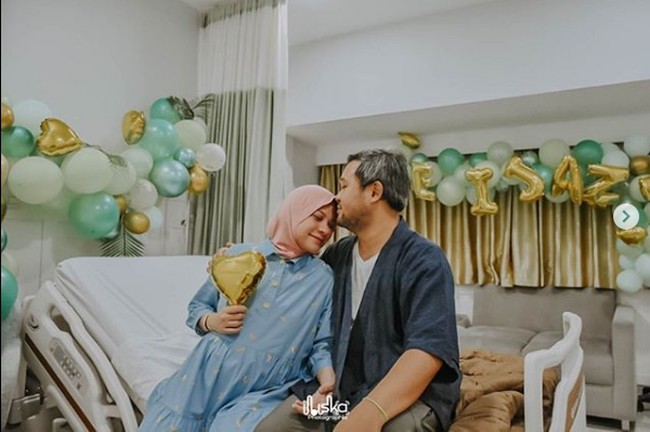 Kini Rachel Maryam sudah kembali sehat dan bisa berkumpul lagi dengan bayinya yang dinamai Muhammad Eijaz Mata Air. Dia pun mengungkapkan rasa haru dan bahagianya. Meskipun aku harus ikhlas kehilangan 4 hari pertama Eijaz hadir didunia karena harus menjalani perawatan intensif di HCU akibat pendarahan pasca operasi carsar, namun semua ada hikmah dan indah pada waktunya, tulis Rachel di Instagramnya @rachelmaryams. Foto: Instagram @rachelmaryams