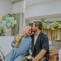 Kini Rachel Maryam sudah kembali sehat dan bisa berkumpul lagi dengan bayinya yang dinamai Muhammad Eijaz Mata Air. Dia pun mengungkapkan rasa haru dan bahagianya. Meskipun aku harus ikhlas kehilangan 4 hari pertama Eijaz hadir didunia karena harus menjalani perawatan intensif di HCU akibat pendarahan pasca operasi carsar, namun semua ada hikmah dan indah pada waktunya, tulis Rachel di Instagramnya @rachelmaryams. Foto: Instagram @rachelmaryams