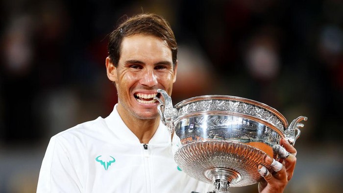 PARIS, FRANCE - OCTOBER 11: Rafael Nadal of Spain bites the winners trophy following victory in his Mens Singles Final against Novak Djokovic of Serbia on day fifteen of the 2020 French Open at Roland Garros on October 11, 2020 in Paris, France. (Photo by Julian Finney/Getty Images)
