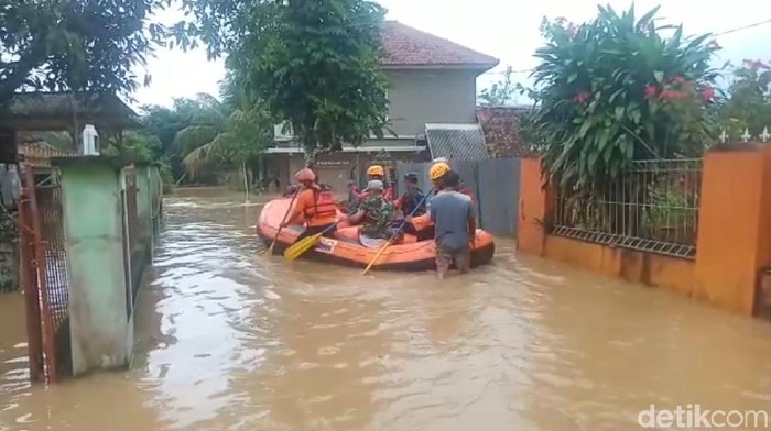 Ratusan rumah di Tasikmalaya terendam banjir hampir satu meter